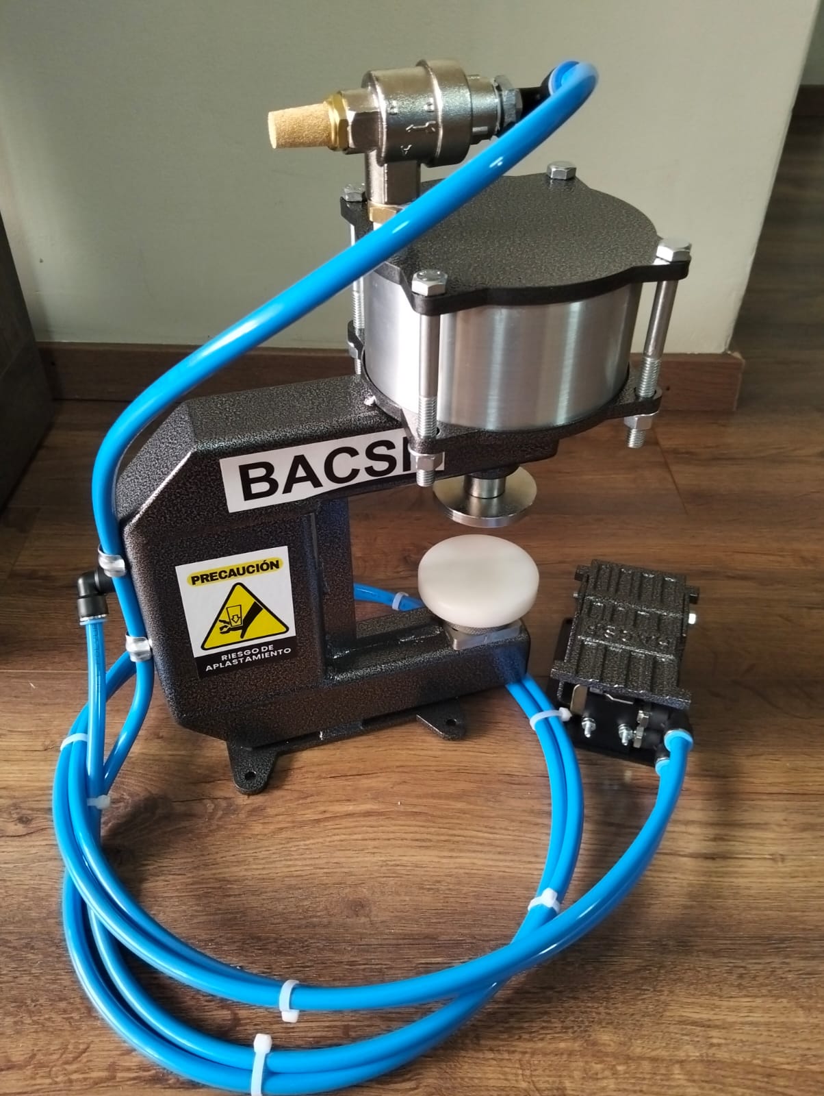 Prensa neumática BACSF vista lateral con pedal