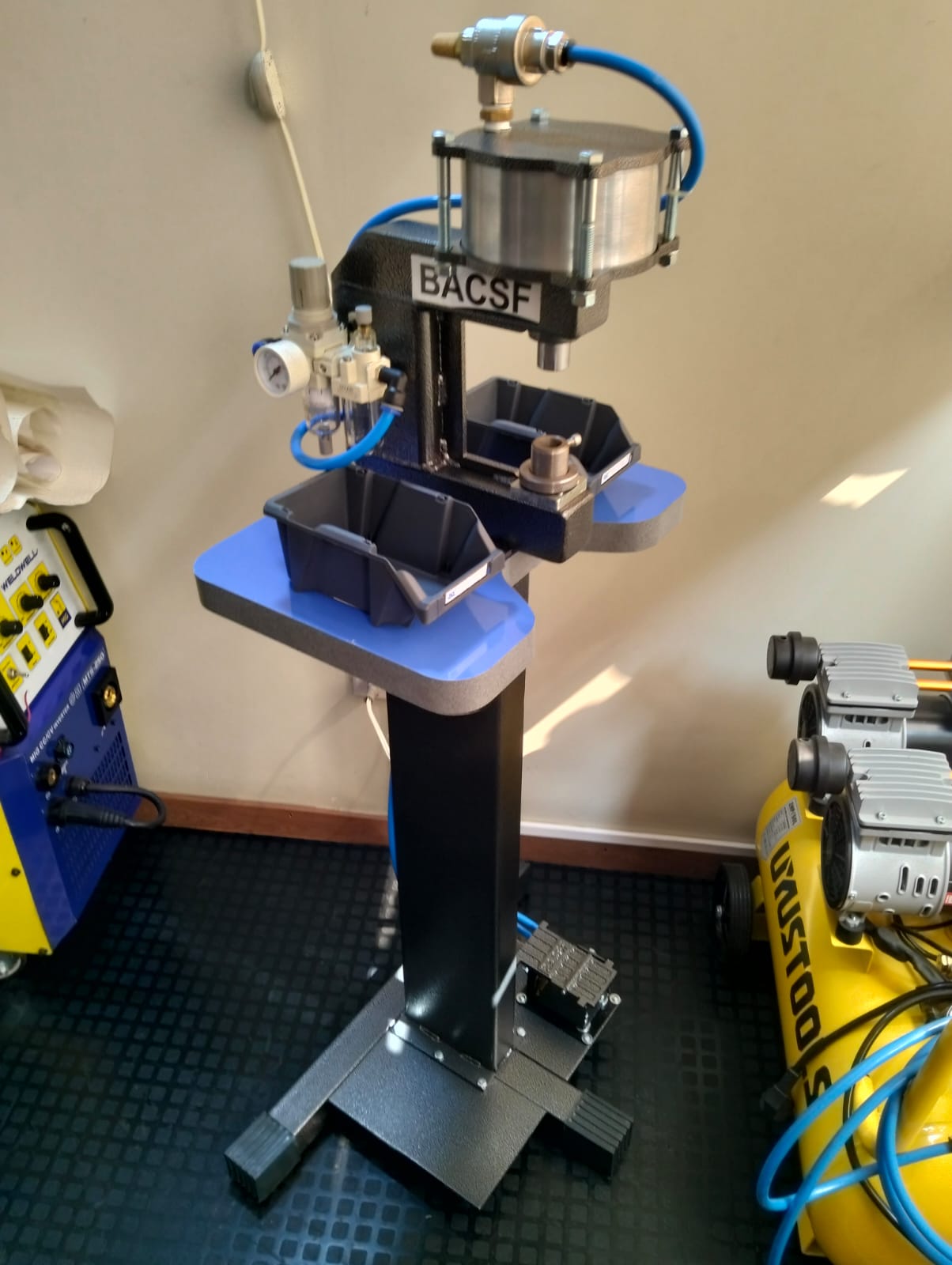 Prensa neumática BACSF en pedestal vista frontal